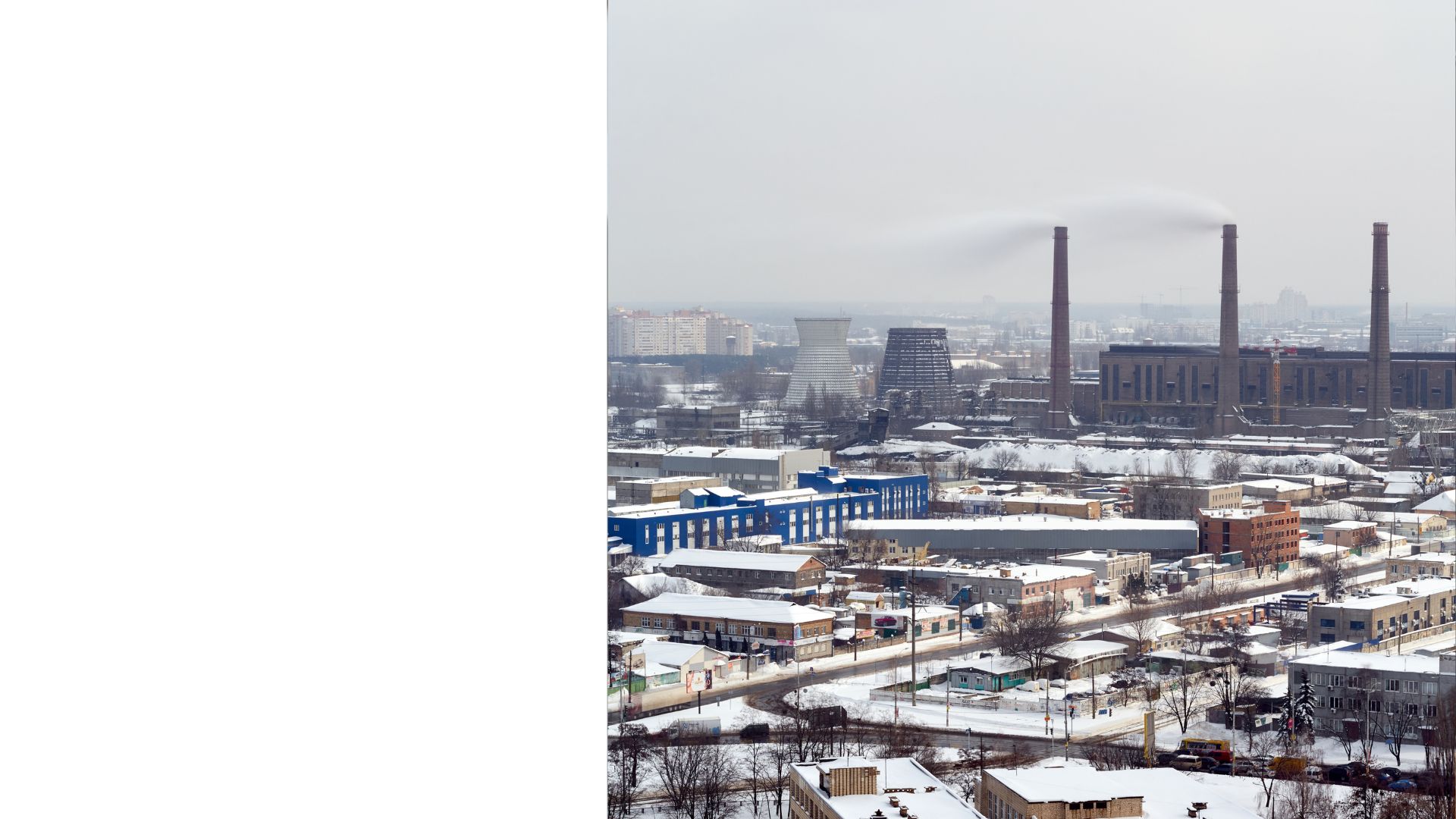 Більшість українців залишаються вдома, незважаючи на блекаути